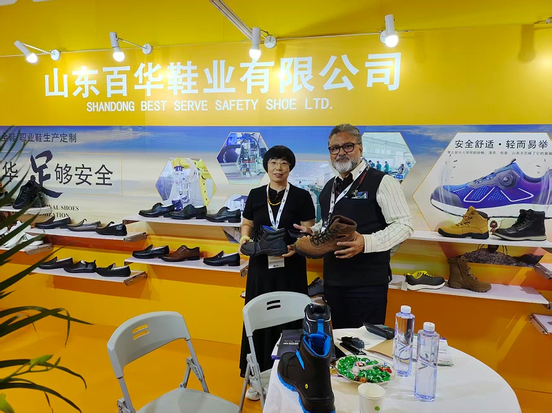 2025摩登中国国际鞋包服饰时尚展现场来了，百华鞋业展位现场人气爆棚！