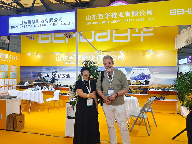 2025摩登中国国际鞋包服饰时尚展现场来了，百华鞋业展位现场人气爆棚！