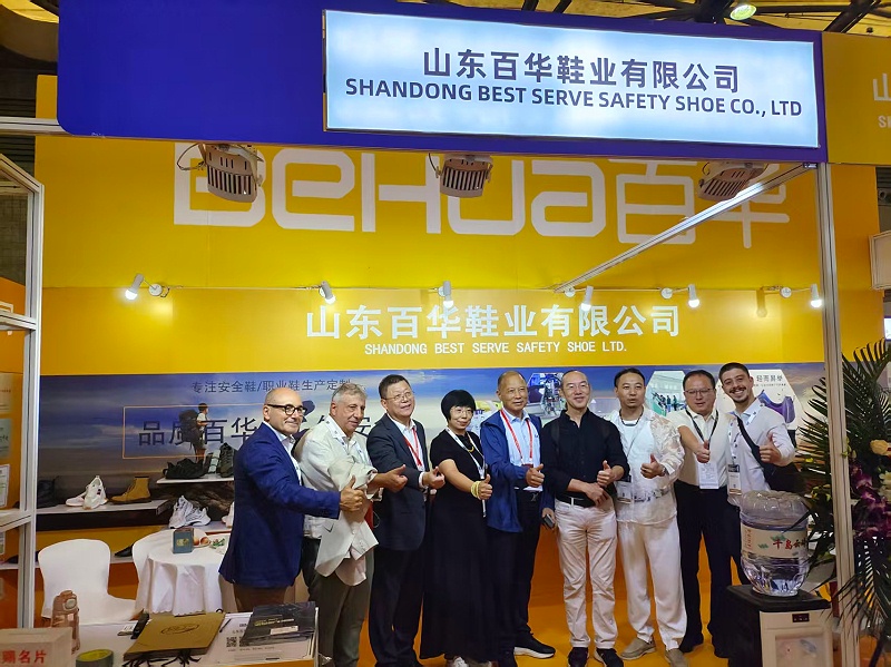 2025摩登中国国际鞋包服饰时尚展现场来了，百华鞋业展位现场人气爆棚！