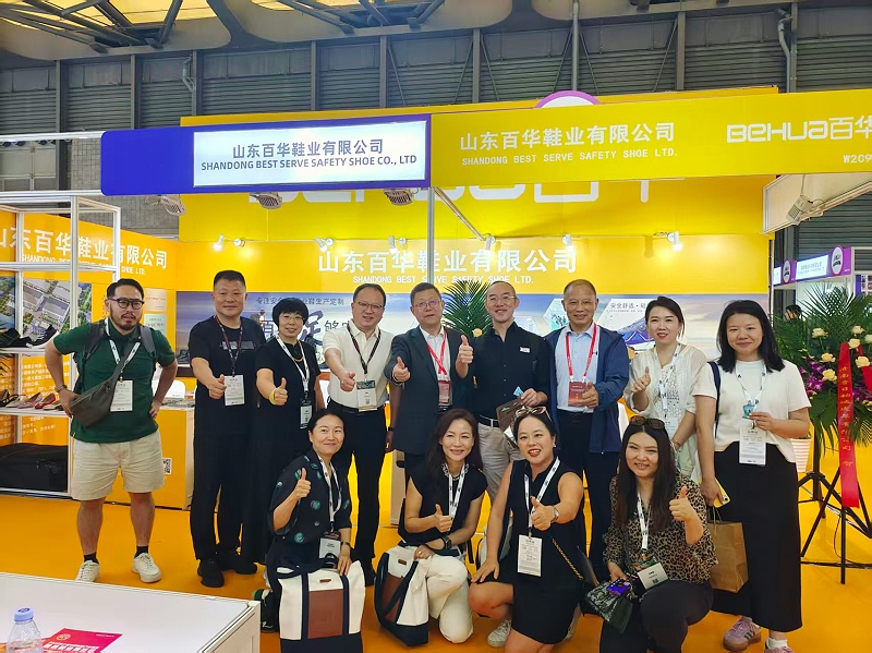 2025摩登中国国际鞋包服饰时尚展现场来了，百华鞋业展位现场人气爆棚！