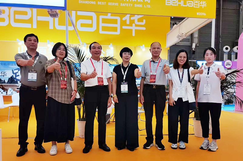 2025摩登中国国际鞋包服饰时尚展现场来了，百华鞋业展位现场人气爆棚！