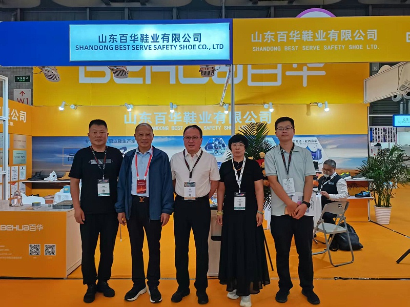 2025摩登中国国际鞋包服饰时尚展现场来了，百华鞋业展位现场人气爆棚！
