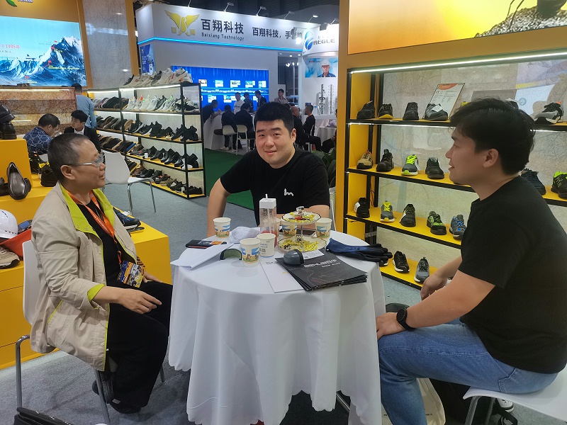 第106届中国劳动保护用品交易会现场来 了，百华鞋业展会现场人气爆棚！