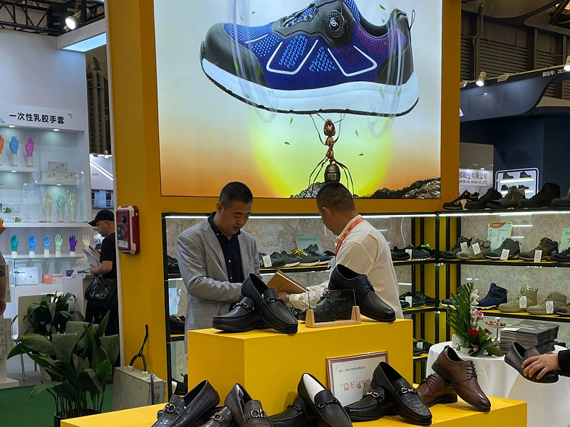 第106届中国劳动保护用品交易会现场来 了，百华鞋业展会现场人气爆棚！