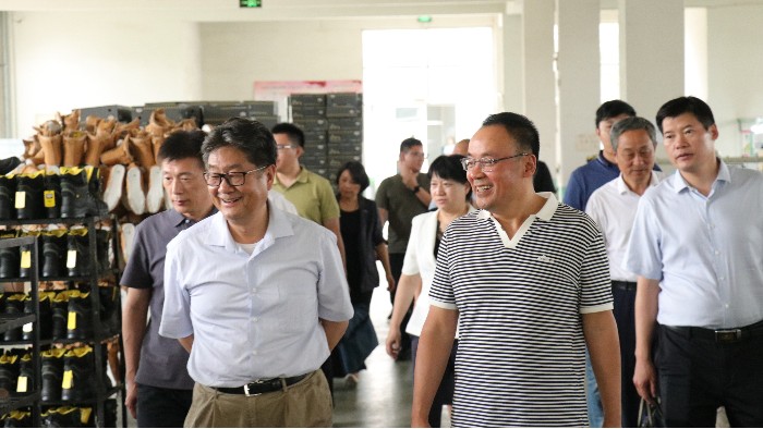 山东省贸促会党组成员、副会长刘晓江一行莅临百华鞋业调研指导
