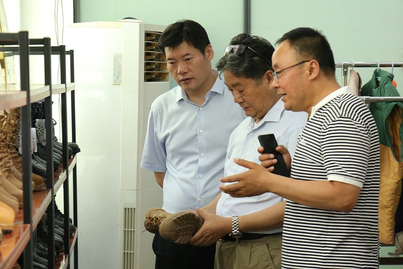 山东省贸促会党组成员、副会长刘晓江一行莅临百华鞋业调研指导
