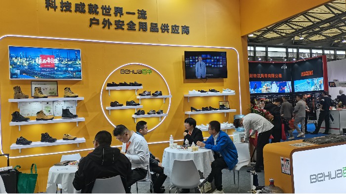第104届中国劳动保护用品交易会现场来了，看百华气场全开，精彩蓄力！
