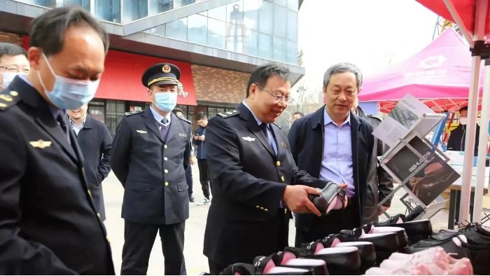 百华鞋业参加沂南县举办纪念3•15国际消费者权益日主题活动